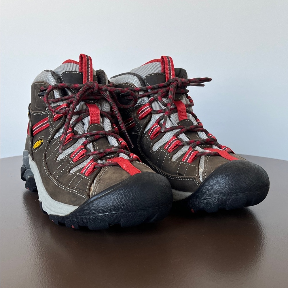Keen Womens Targhee II Waterproof Mid Hiking Boots in Red and Brown Sz 9